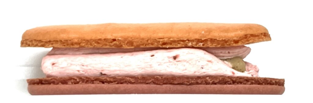 familymart-sweet-macaron-sand-strawberry-vanilla-side