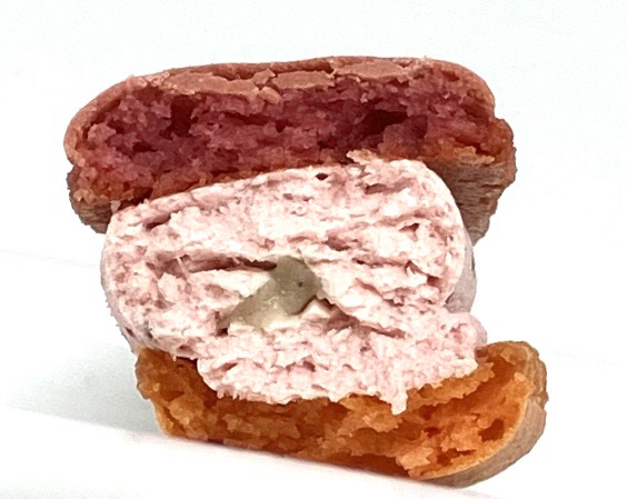 familymart-sweet-macaron-sand-strawberry-vanilla-eating 