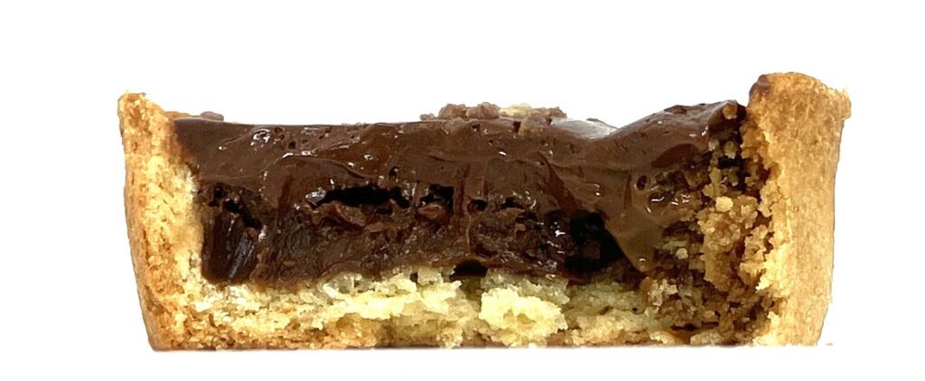 familymart-sweet-tarte-chocolate-coffee-eating