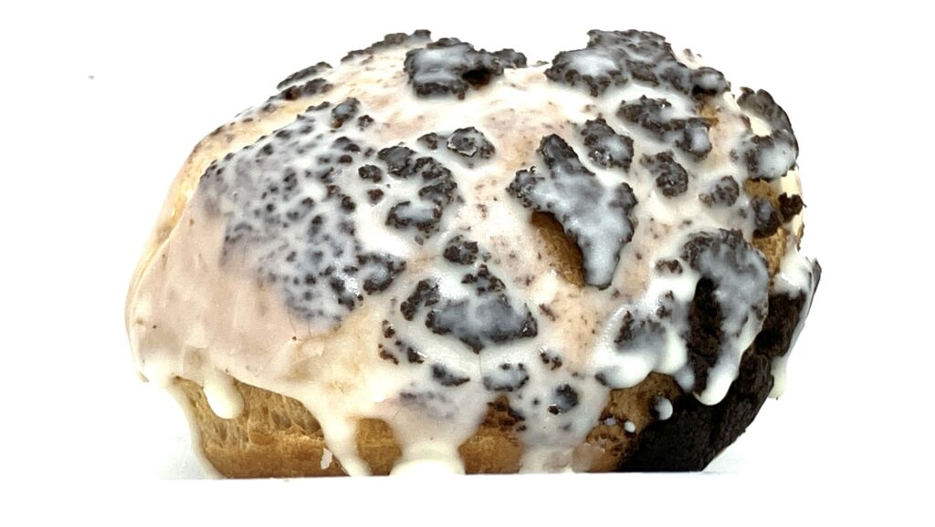 familymart-sweet-white-black-thunder-cookie-cream-puff-side