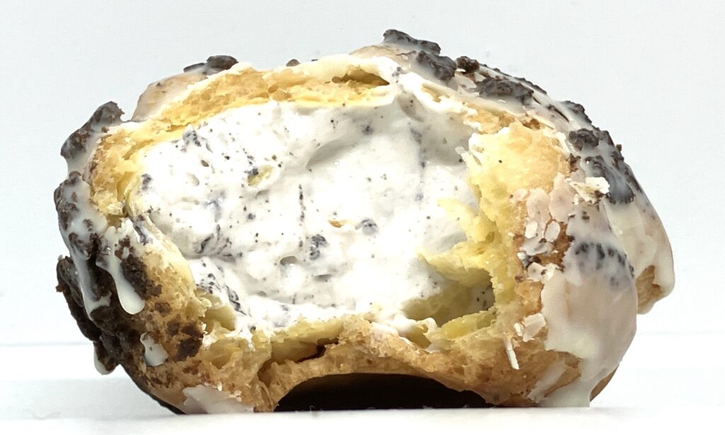 familymart-sweet-white-black-thunder-cookie-cream-puff-eating 