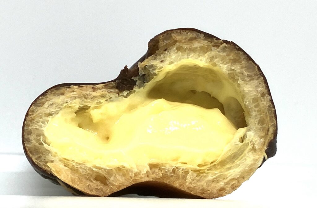 familymart-sweet-custard-eclair-eating 