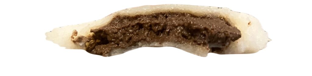 seveneleven-sweets-white-chewy-taiyaki-chocolate-cream-eating 