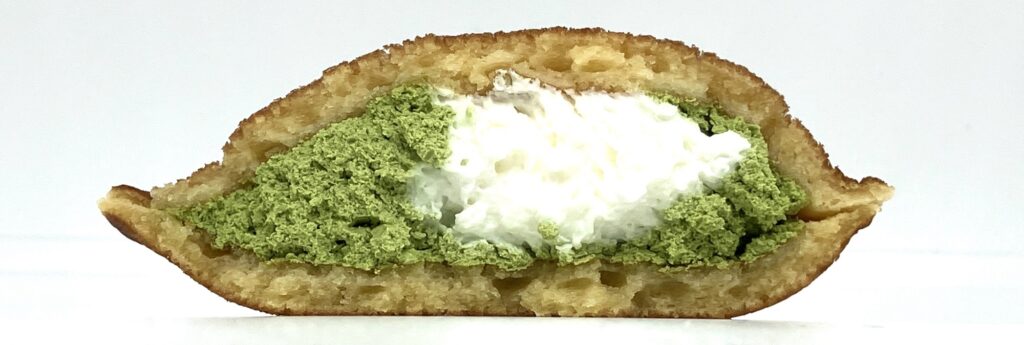 lawson-sweets-morihan-matcha-cream-milk-cream-pancakes-eating