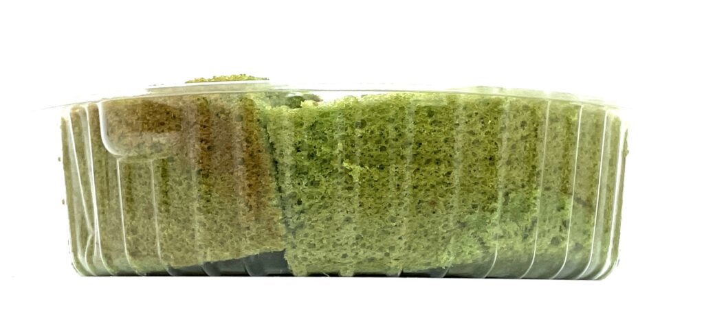lawson-sweets-morihan-matcha-milk-cream-role-cake-side