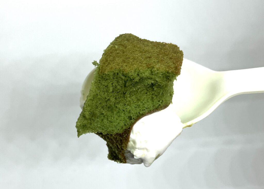 lawson-sweets-morihan-matcha-milk-cream-role-cake-eating-one