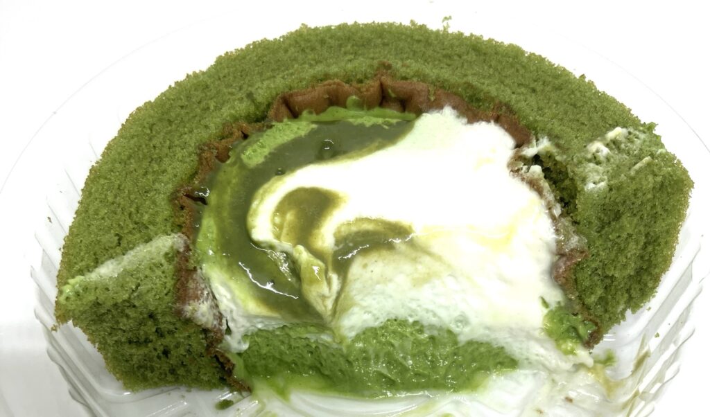lawson-sweets-morihan-matcha-milk-cream-role-cake-eating-two