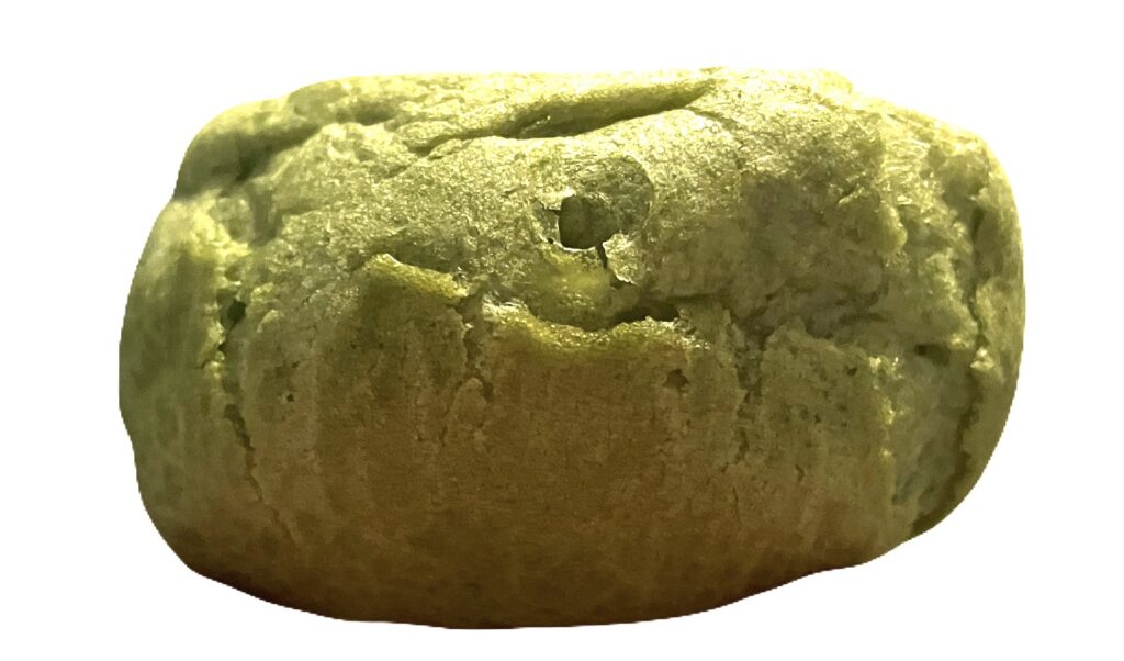 seveneleven-sweets-cream-puff-with-matcha-cream-side 
