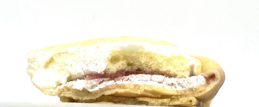 seveneleven-sweets-crepe-milk-cream-strawberry-source-eating 
