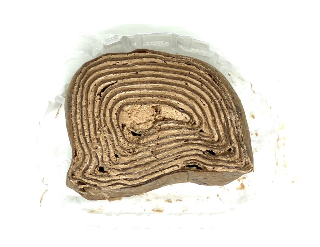 familymart-sweet-mille-crepe-roll-chocolate-up