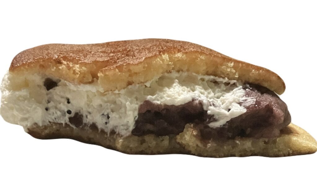 lawson-sweets-dorayaki-red-bean-pasta-whipped-cream-51-eating 