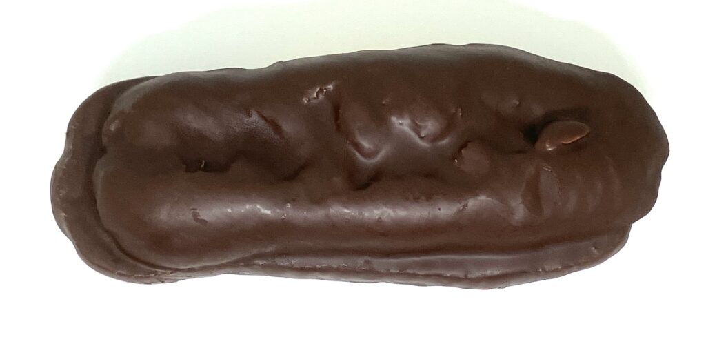 familymart-sweet-macadamia-chocolate-eclair-up