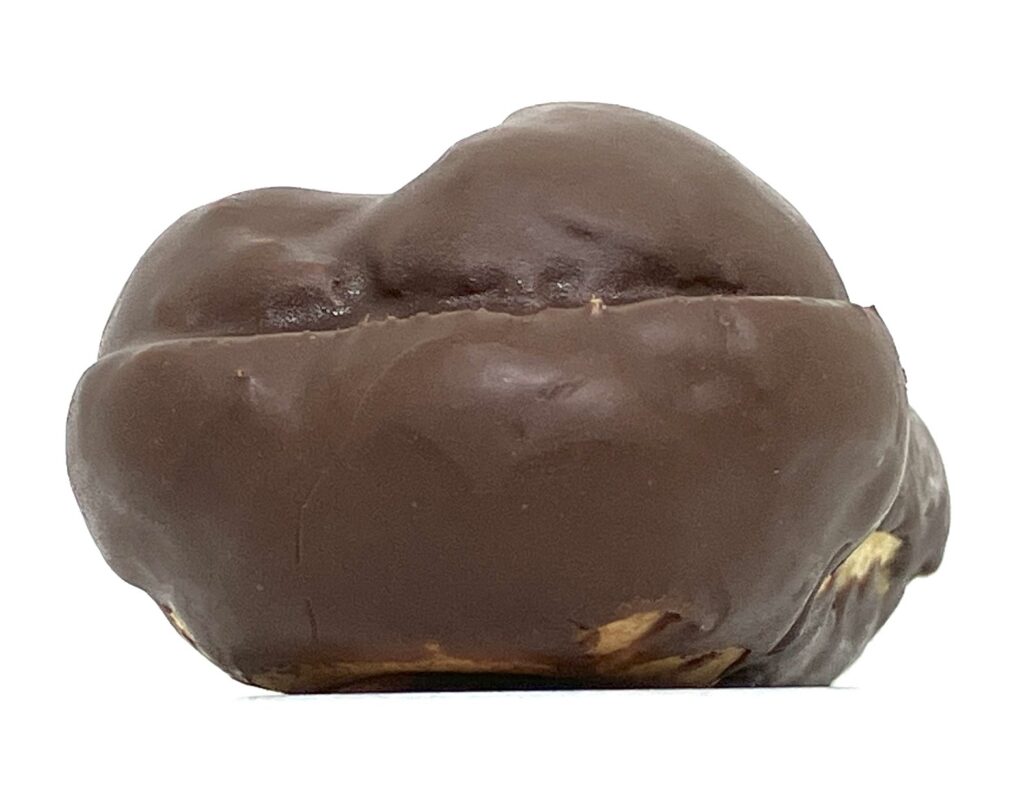 familymart-sweet-macadamia-chocolate-eclair-side