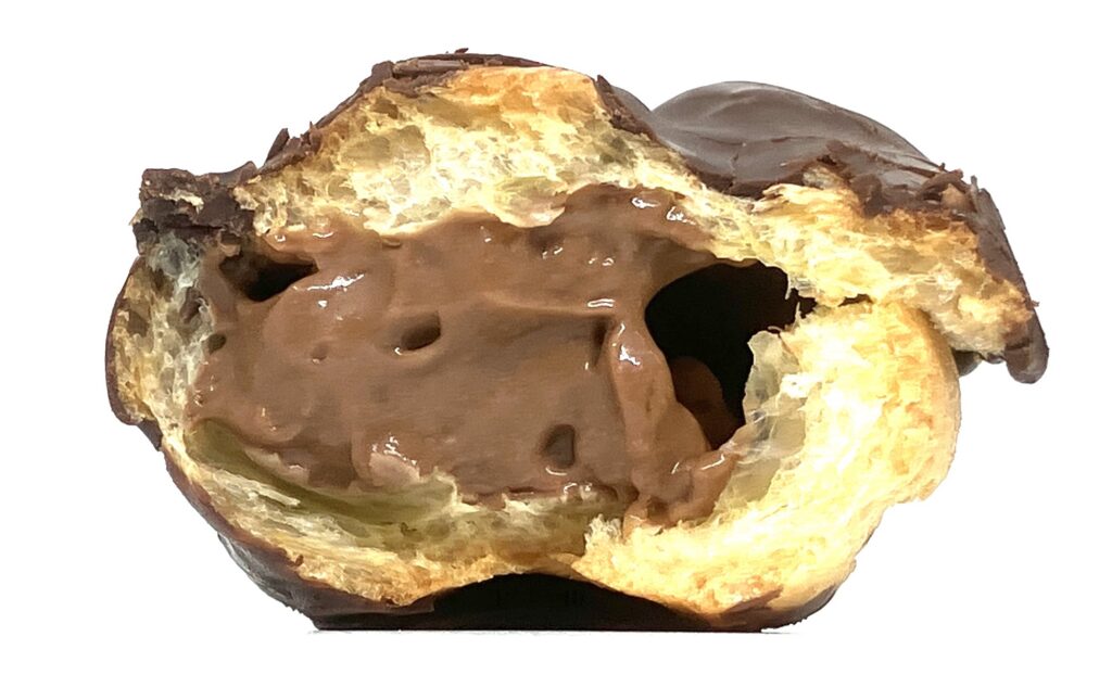 familymart-sweet-macadamia-chocolate-eclair-eating