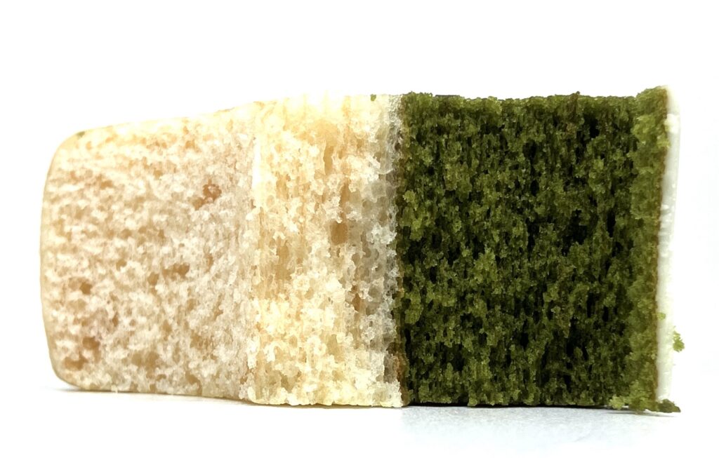 familymart-sweet-matcha-baumkuchen-eating