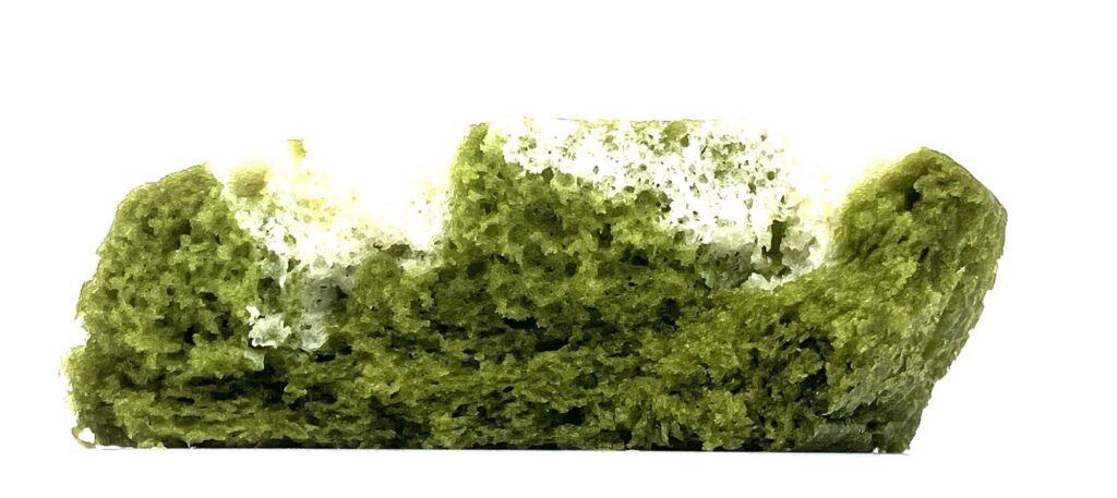 lawson-sweets-matcha-milk-steamed-cake-eating