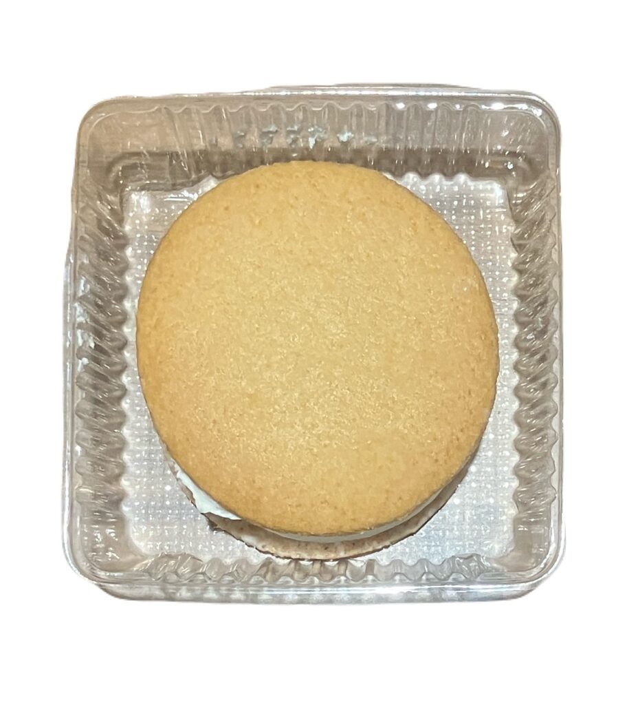 familymart-sweet-milk-cream-sandwich-biscuit-up