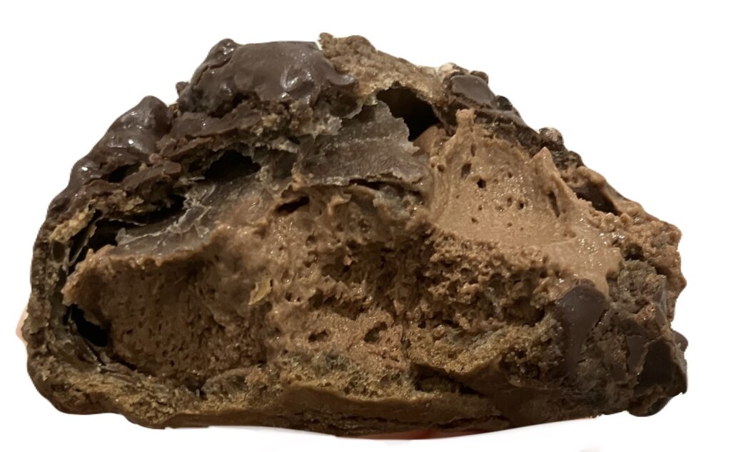 lawson-sweets-chocolate-cookie-cream-puff-eating