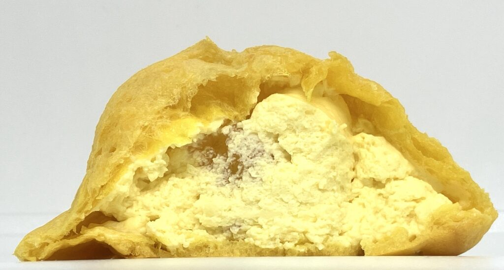 seveneleven-sweets-cream-puff-pineapple-cream-pineapple-source-eating