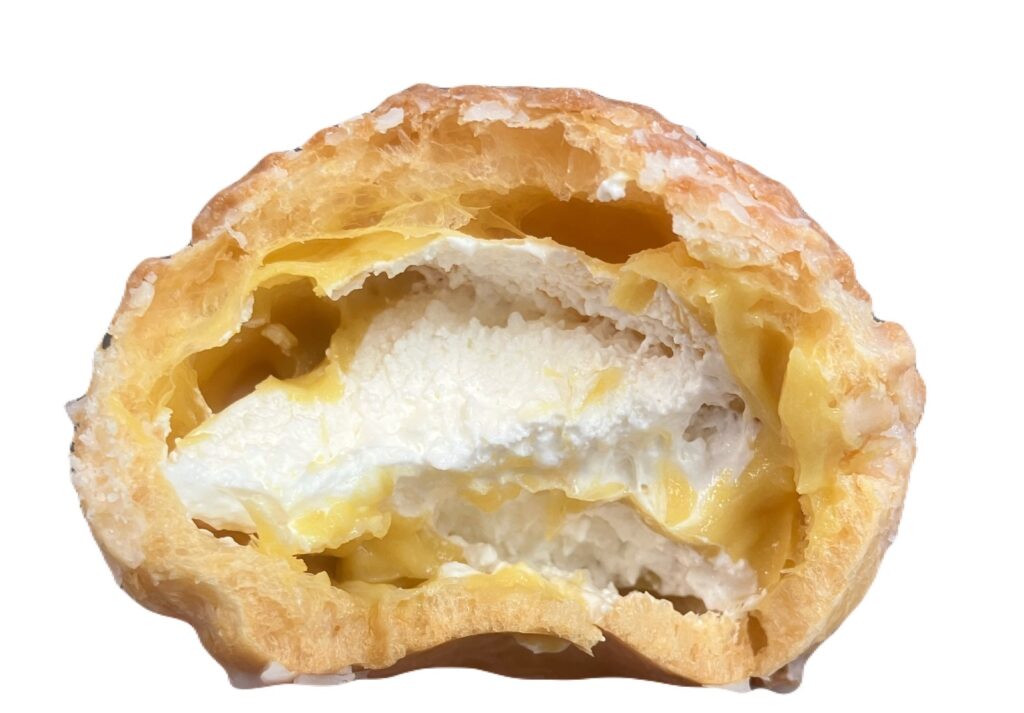 familymart-sweet-cookie-cream-puff-sweet-potato-cream-eating