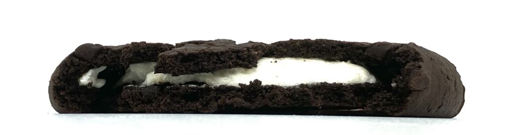 familymart-sweet-marshmallow-chocolate-cookie-eating