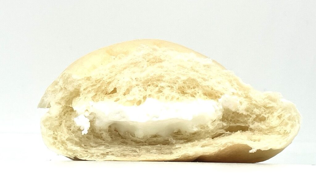 familymart-sweet-bread-calpis-eating