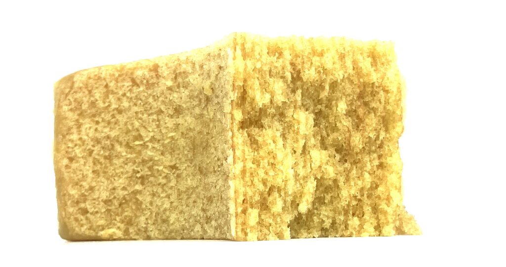 familymart-sweet-banana-baumkuchen-eating