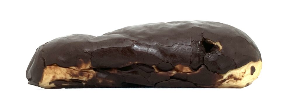 familymart-sweet-chocolate-flavor-cream-pan-side