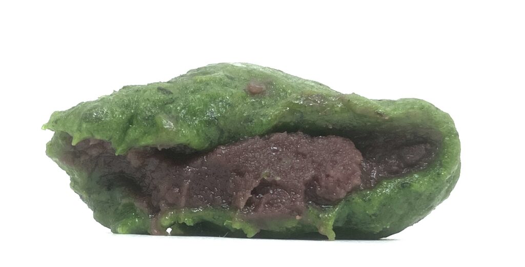 seveneleven-rice-cake-mugwort-red-beans-paste-eating